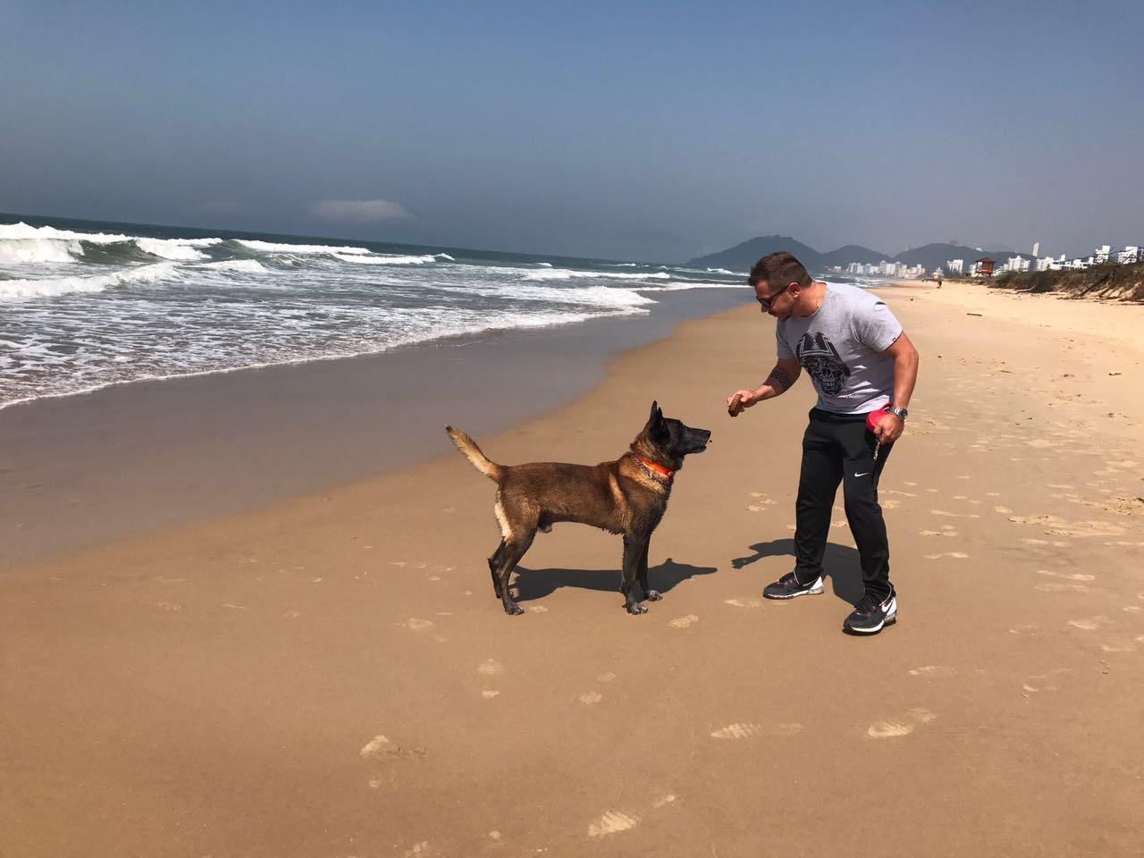 2017.Agosto - Yackson de Villalazan, pausa pra refrescar na Praia Brava, Itajaí-SC, após visita ao veterinário.