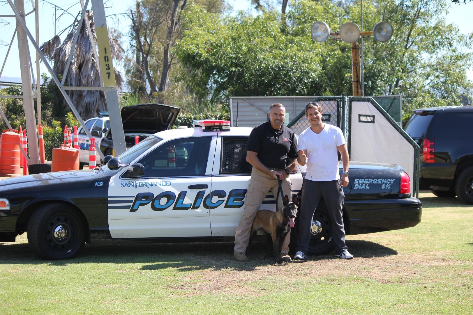 2013.Maio - Em Los Angeles, EUA, entregando o "Keagan du Shroom", ao K-9 Chief Trainer da LAPD e instrutor da SWAT, Sargento Doug Roller.
