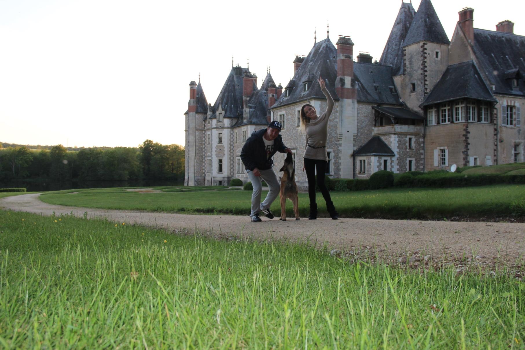 2016.Maio - Pausa num Castelo, no interior da França com o "X du Shroom", rumo a Austria, entregar ao PentaCampeão Austríaco IPO, Jurgen Schwendinger.