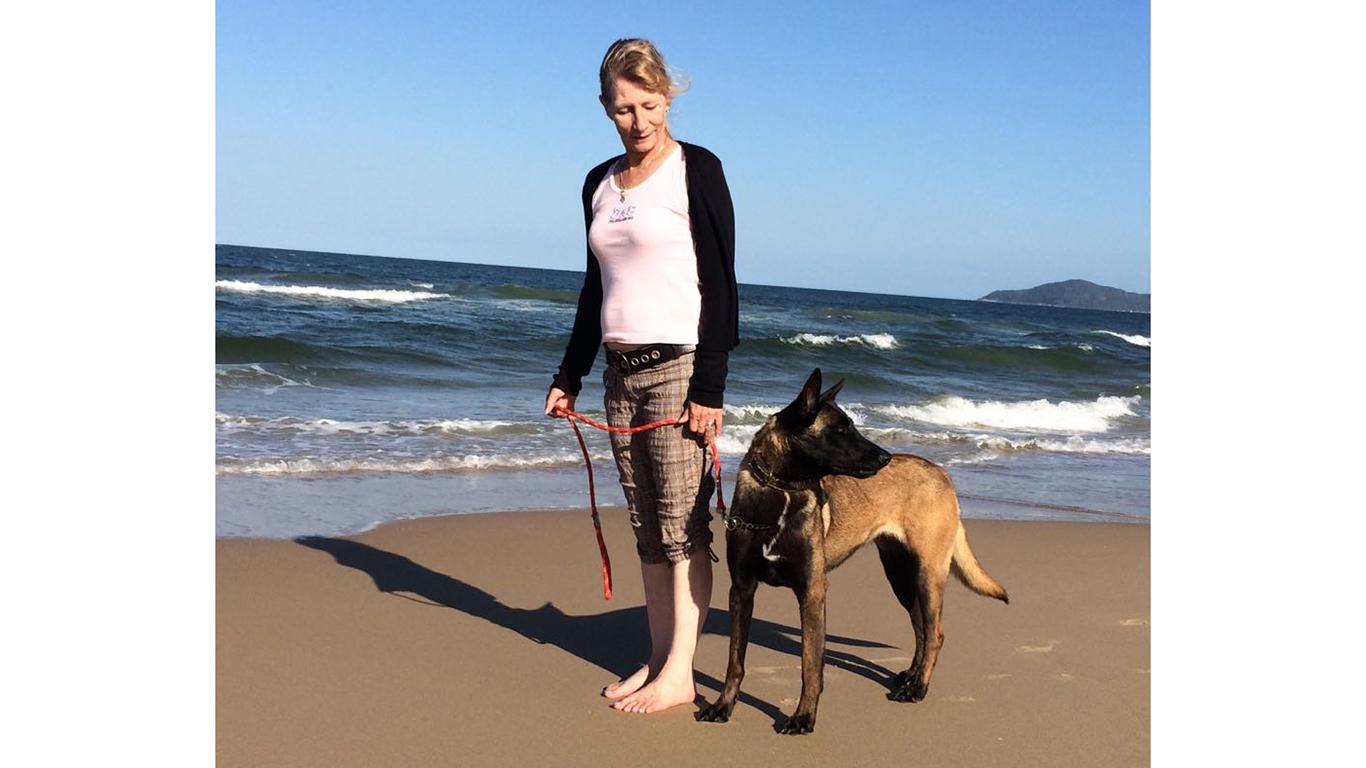2017.Mai - Sofia du Shroom e Annelies Schrader, passeando na Praia Brava, antes de viajar para a Holanda.